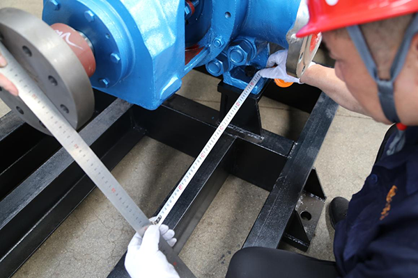 测量泵连端面至水泵第一个地脚螺栓孔距离